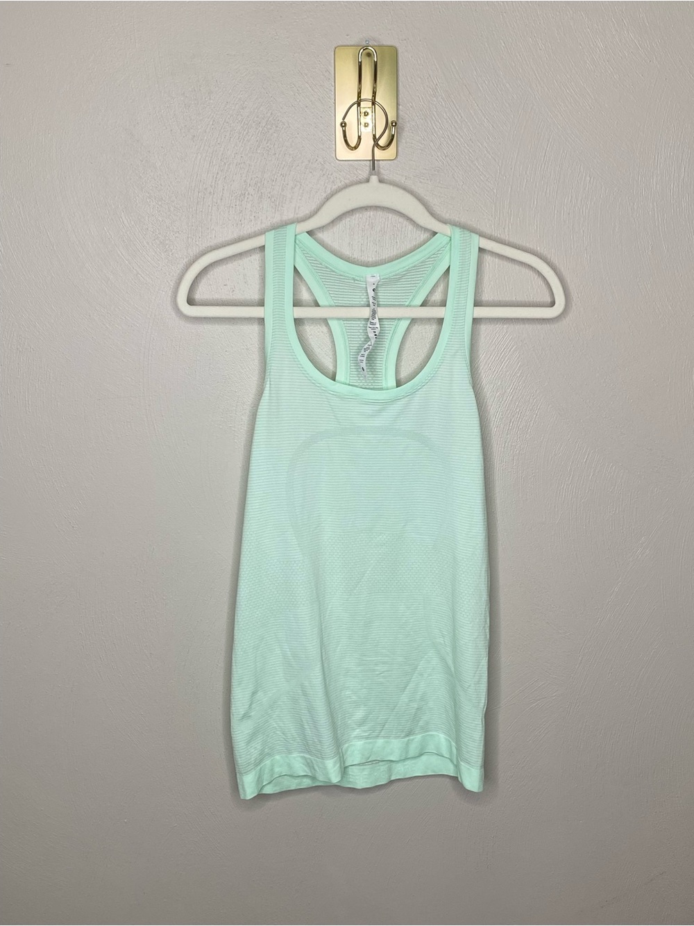 LULULEMON Swiftly Tank size 6 - worn once - excellent condition! Mint color